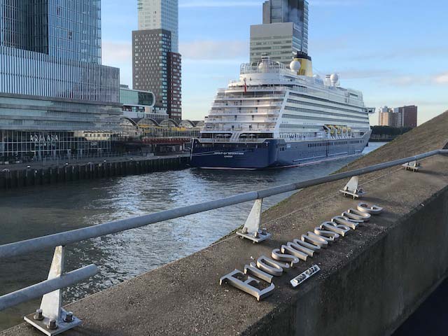 Cruiseschip ms Spirit of Adventure aan de Cruise Terminal Rotterdam